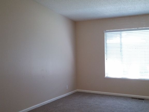 Living room, vaulted ceiling