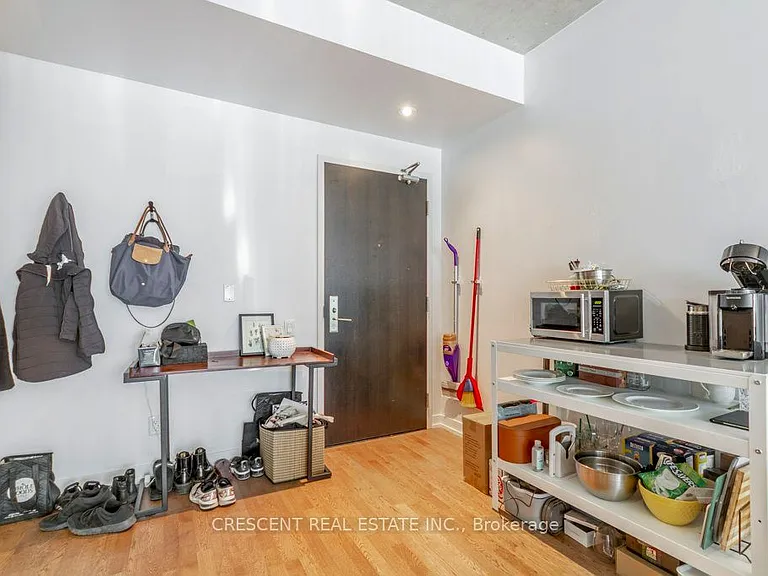 650 King St W #402 — Photo 9