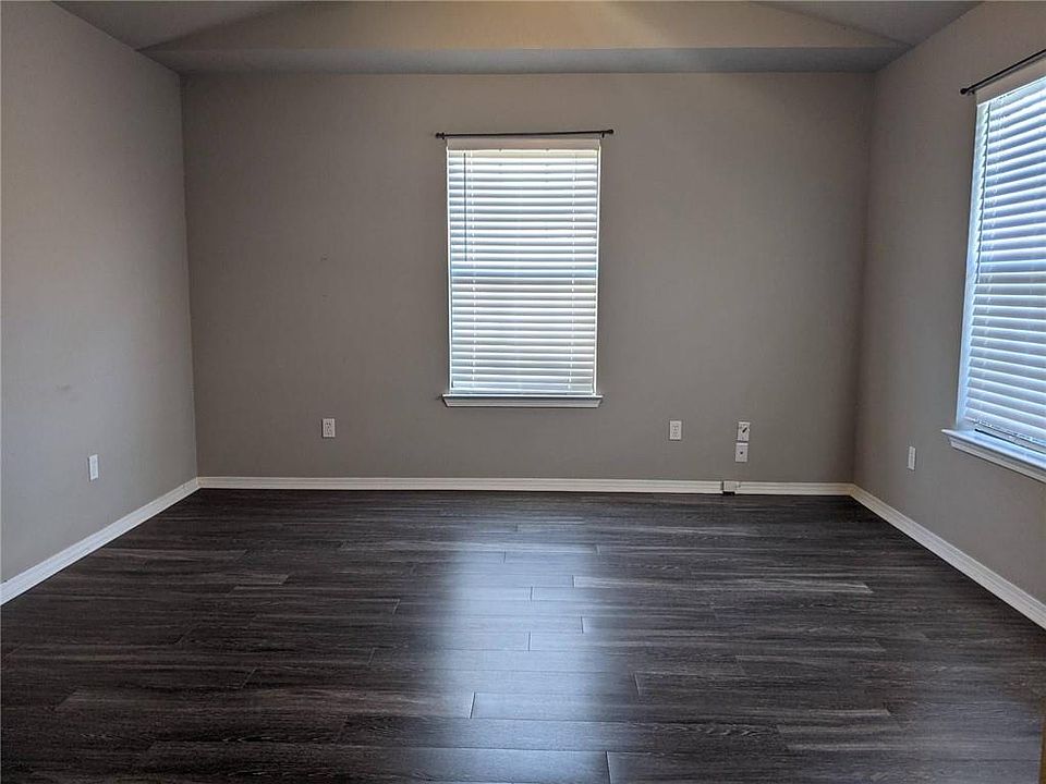 1st image of 6 Holly Dr