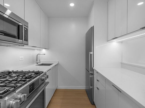5th image of 124 W 60th St APT 37K