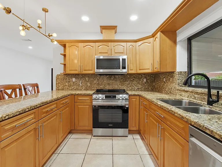 525 NW 32nd Ave — Photo 3