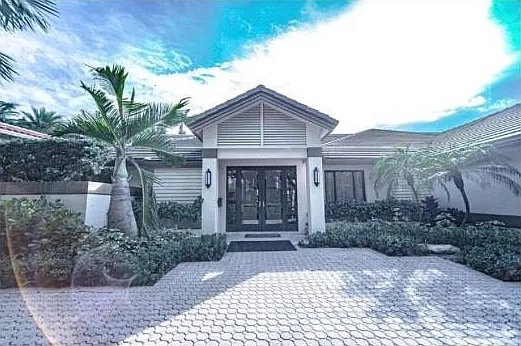 50 Bay Colony Dr — Photo 1