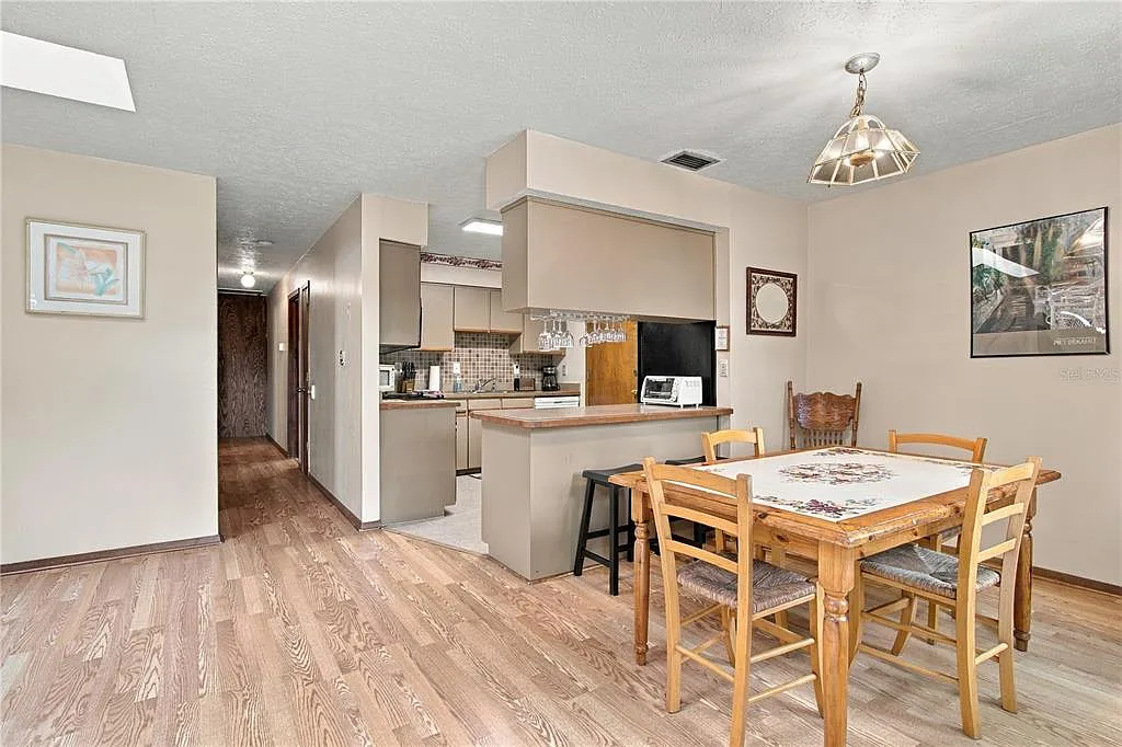 2 bed, 1.0 bath, 1404 sqft, $2,600 — Photo 2