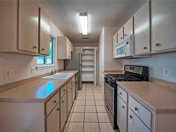 5th image of 4902 Gladeview Dr #A & B