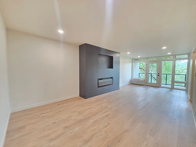 358 S Coeur D Alene St — Photo 4