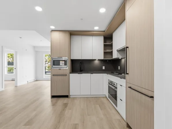 2268 Broadway E #403, Vancouver, BC V6K 0B2