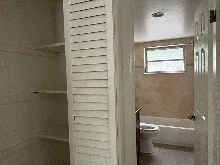 1916 SW 11th St #5 — Photo 10