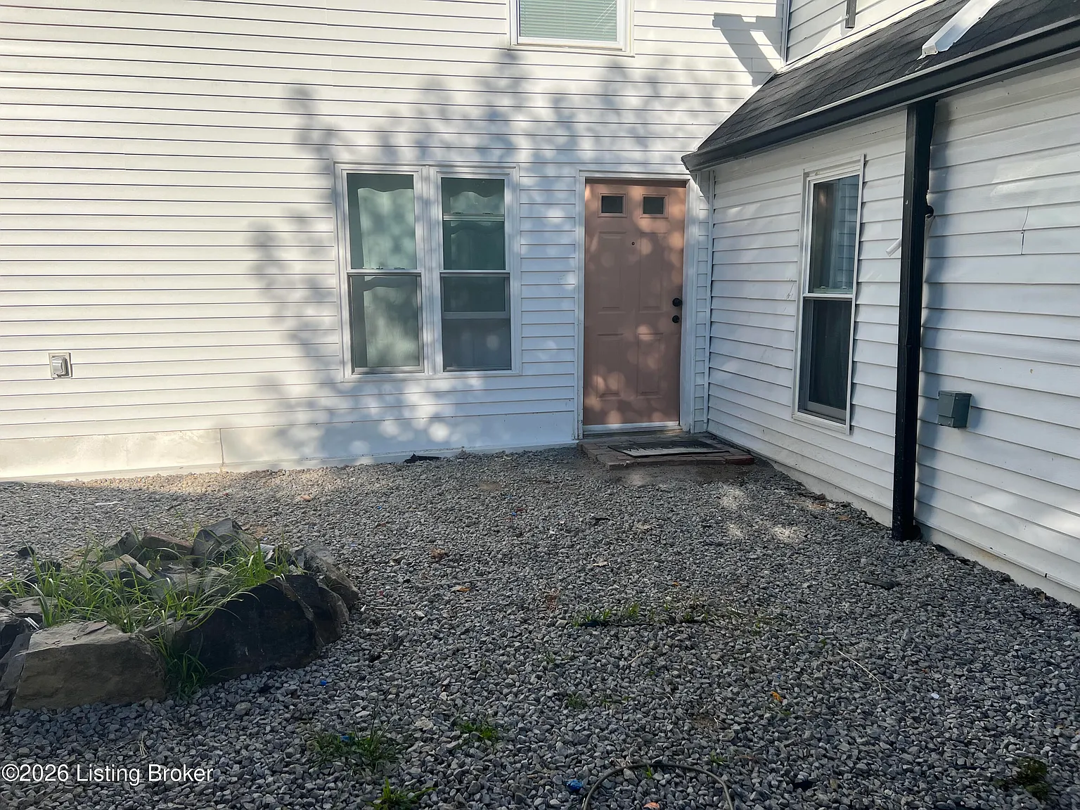 2 bed, 1.0 bath, 700 sqft, $1,300 — Photo 1