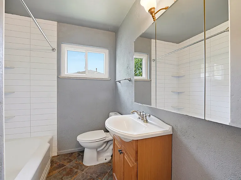 1560 Roslyn St — Photo 16