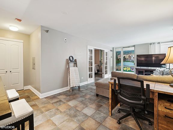 3rd image of 345 N La Salle Dr APT 205