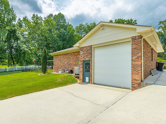 3rd image of 240 Horseshoe Cir