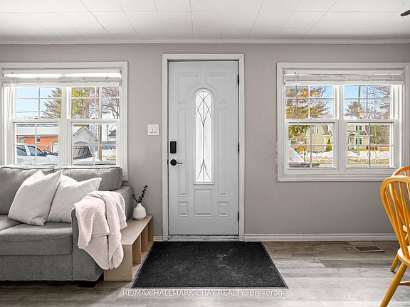 5th image of 130 Simcoe St