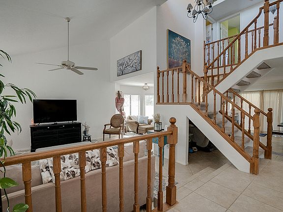 3rd image of 1070 W Graythorn Pl