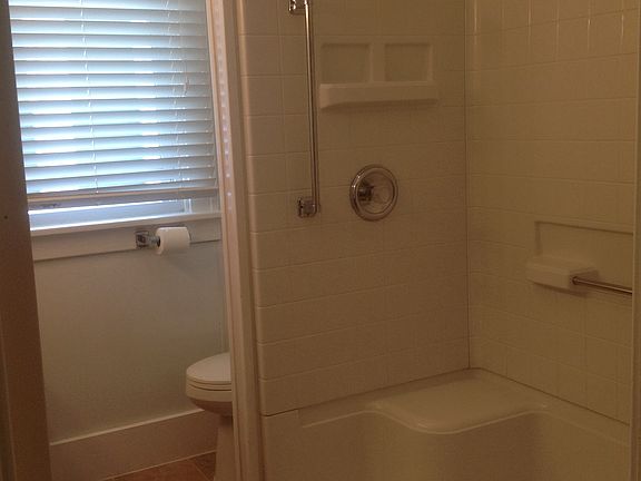 Main bath w/walk-in shower