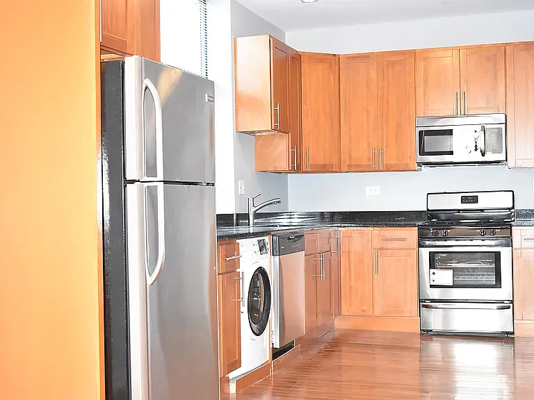 450 N May St #2R — Photo 2