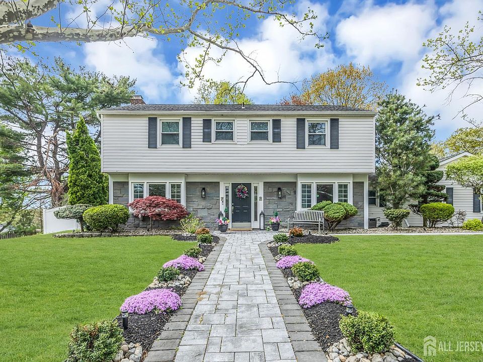 1st image of 7 Stratford Dr