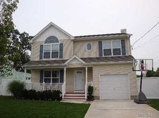 59 Deer Lake Dr, North Babylon, NY 11703