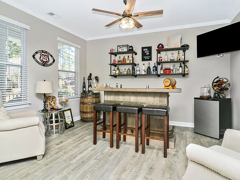 221 Wilson Dr — Photo 5