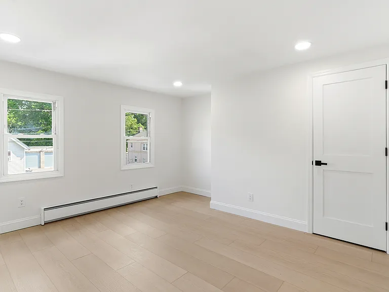 475 Burnside St — Photo 12