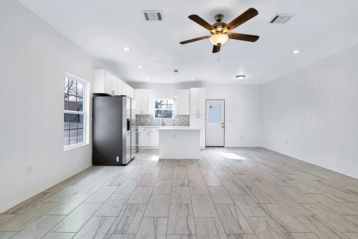 Building Photo - 874 E Sunshine Dr #102