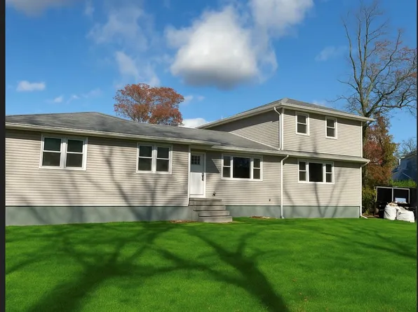 751 Centerwood St, West Babylon, NY 11704