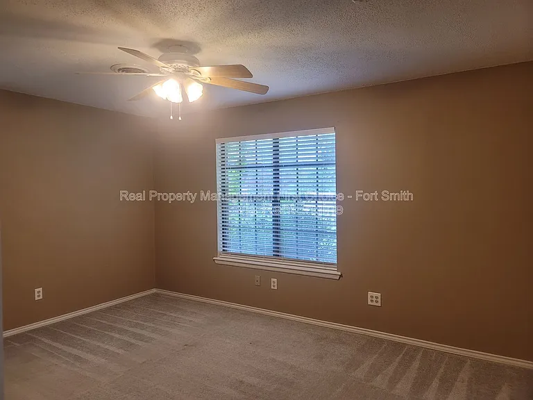 306 Elfen Glen St — Photo 14