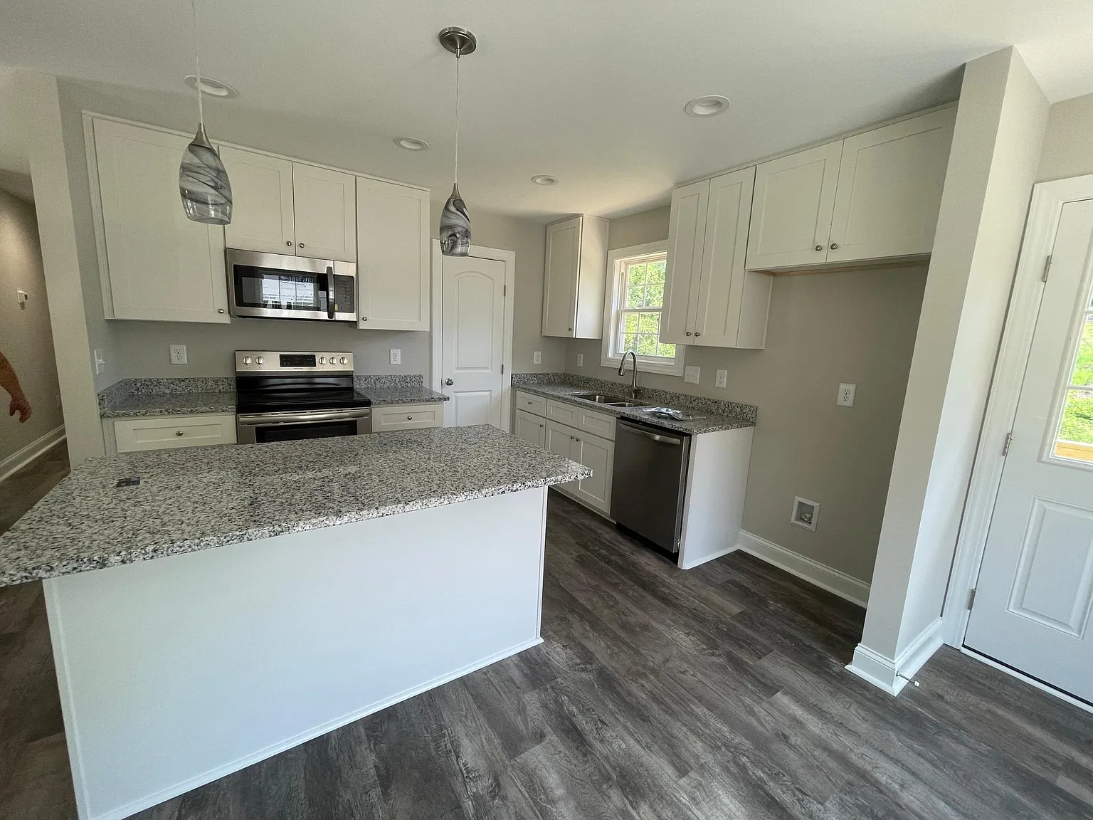 3 bed, 1256 sqft, $1,725 — Photo 4