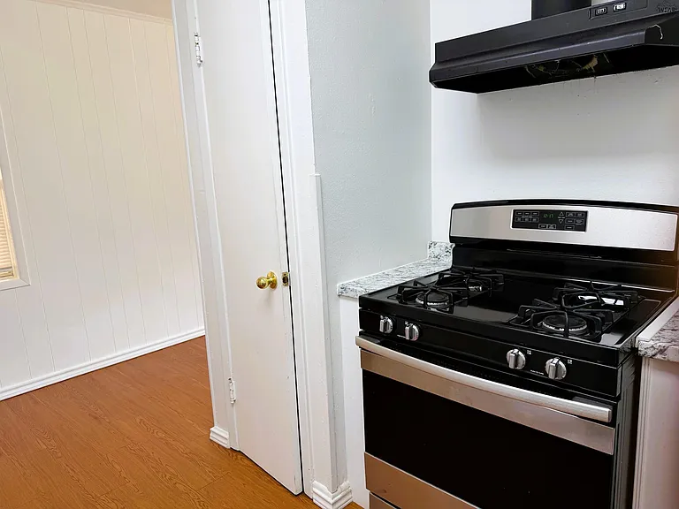 2951 Moffett Ave — Photo 7
