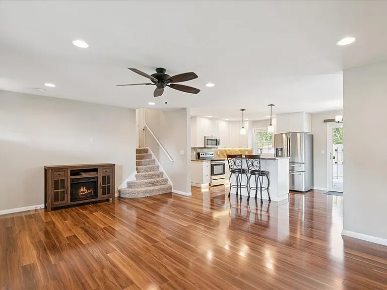 1429 Columbus Dr — Photo 1