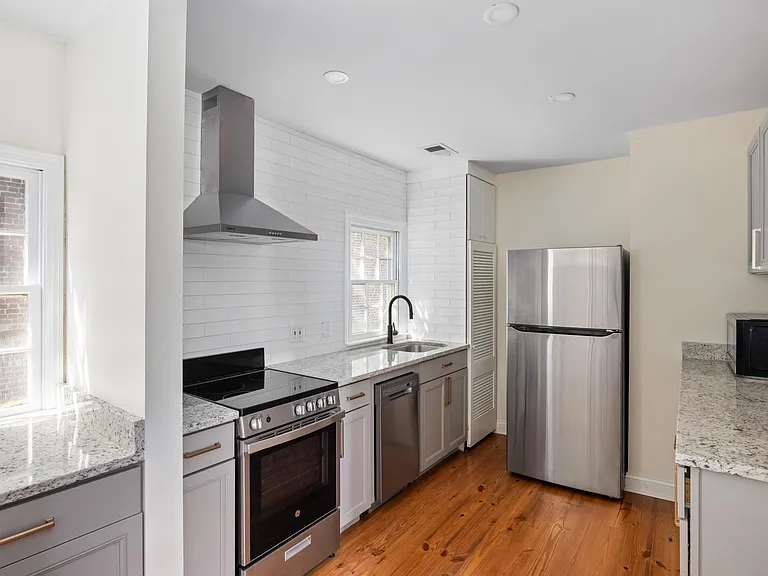 49 Smith St #2B — Photo 2
