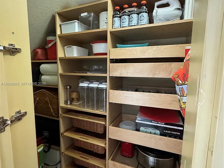 10445 Canterbury Ct — Photo 34