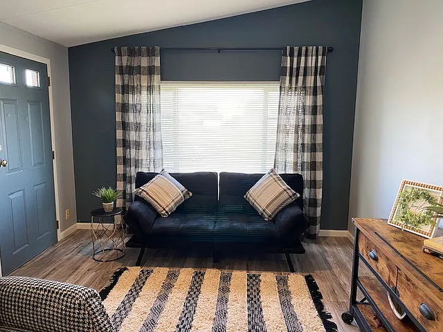 713 Diamond Loop — Photo 3