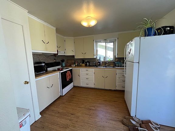 3rd image of 220 Bishop St