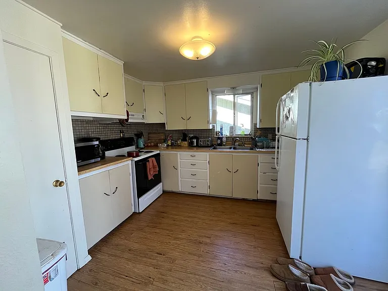 220 Bishop St — Photo 3