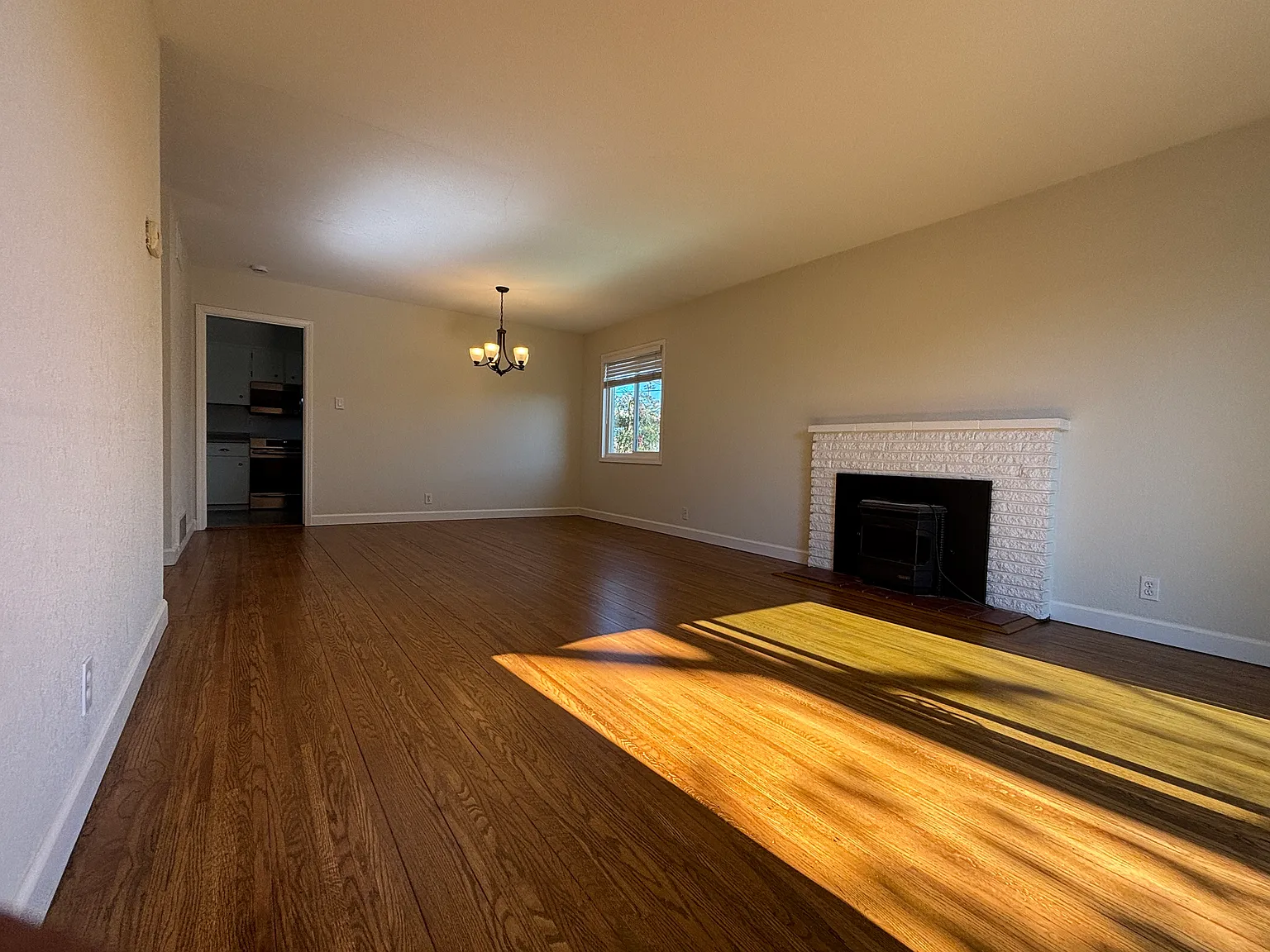 3 bed, 1.5 bath, 1530 sqft, $4,800 — Photo 4