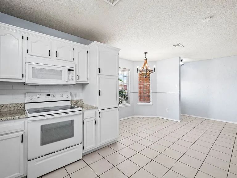 10702 Akron Ave — Photo 8