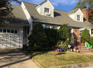 74 Shields Ave, Williston Park, NY 11596