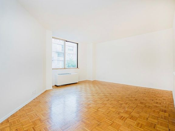 3rd image of 350 W 50th St APT 3MM