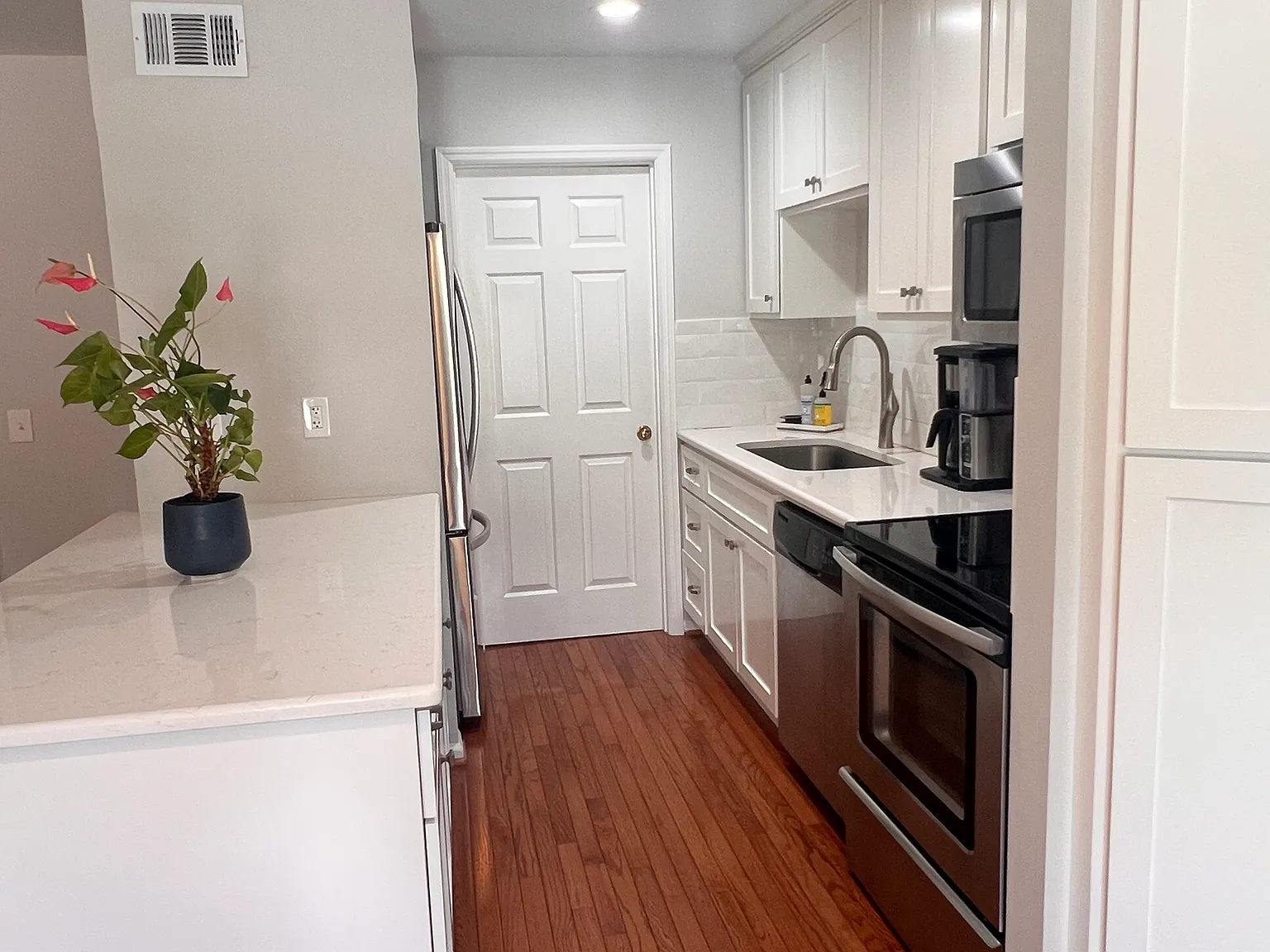 2 bed, 1.5 bath, 1154 sqft, $2,500 — Photo 3