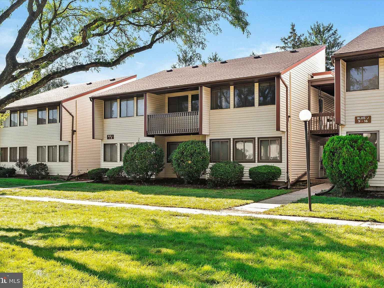 2 bed, 1.5 bath, 986 sqft, $2,450 — Photo 1