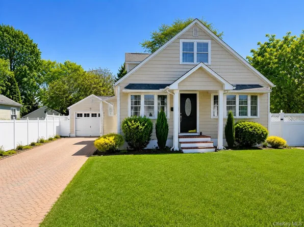 305 Arnold Avenue, West Babylon, NY 11704