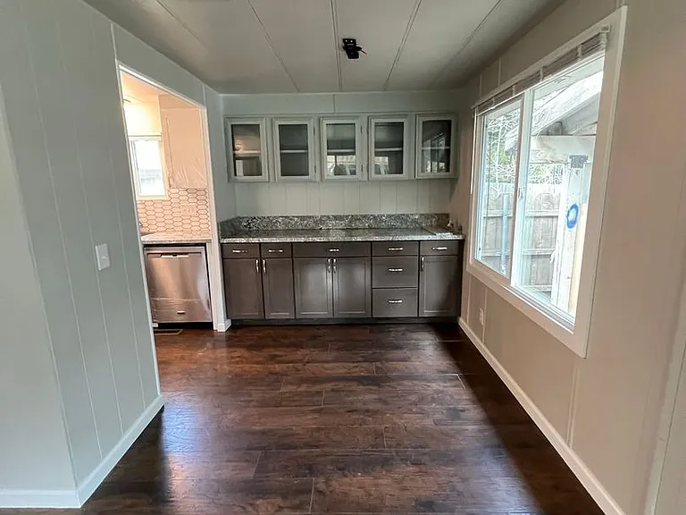 2038 Laburnum Ave #B — Photo 13