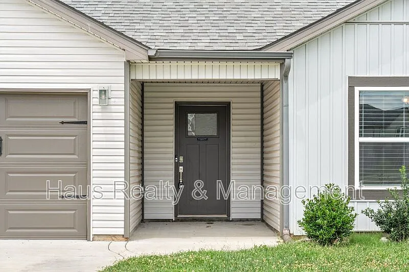 3 bed, 2.0 bath, 1456 sqft, $2,000 — Photo 3