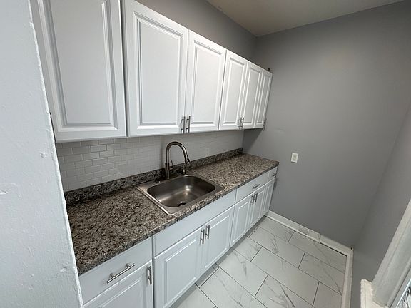 2nd image of 125 Dewitt St #B