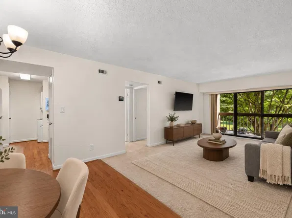805 N Howard St APT 246, Alexandria, VA 22304