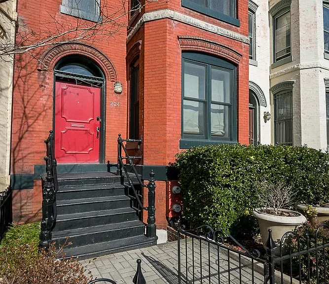 224 E St NE — Photo 55
