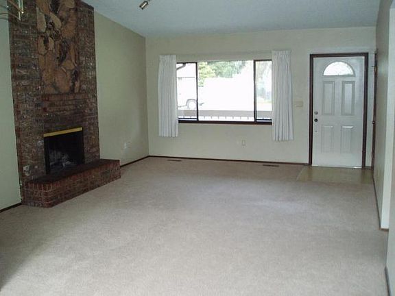 Large Livingroom, Fireplace, Cathedral/Vaulted Ceiling