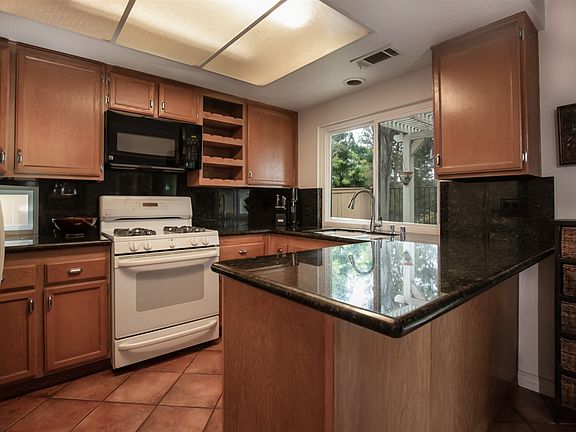 4th image of 1598 Harbor Dr