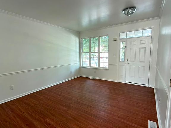 3rd image of 1071 King Way
