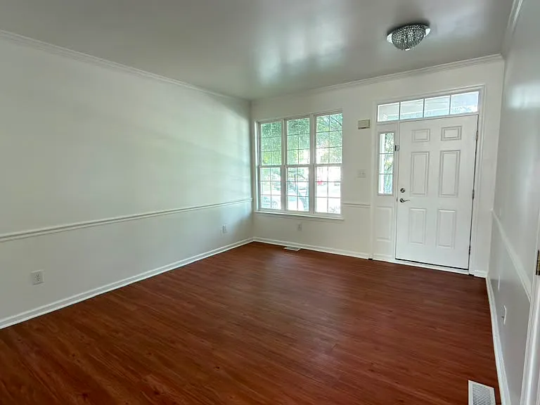 1071 King Way — Photo 3